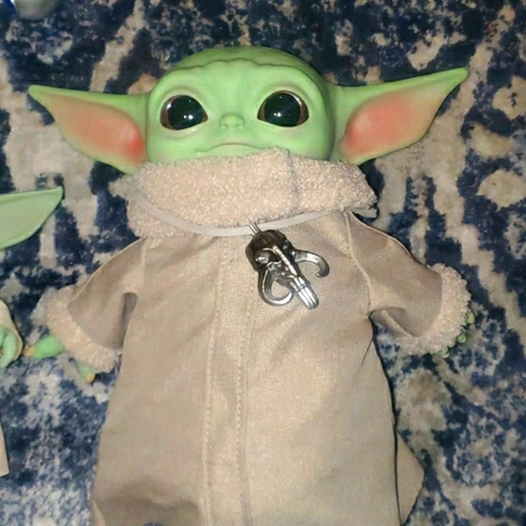 Two baby Yoda's - Picture 2 of 5